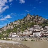 Und nun sind wir in Berat angekommen, einer der schönsten Städte von Albanien und bekannt für die osmanische Balkanarchitektur, ...
