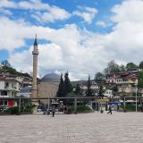 Das sieht man auch nicht so oft. Eine Moschee und Kirche gleich nebeneinander und dann auch noch auf dem Dorfplatz.

