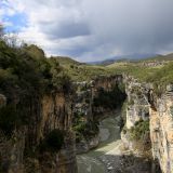 Der Fluss "Osum" schlängelt sich über 17km entlang der rotbraunen Gesteinsformation.
