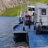 ... die Fährüberfahrt über den Koman-Stausee machen wollten.
