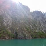 Die Strecke ist richtig toll, fährt man doch immer wieder durch fjordartige, tiefeingeschnittene und teils enge Täler auf dem grün schimmernden Koman.
