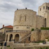 Wir unternehmen einen Abstecher in die mittelalterlich geprägte Stadt Krujë, wo dem Nationalhelden von Albanien ...
