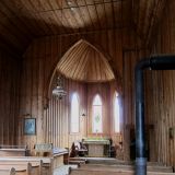 Sympathisch, Kirche mit Kachelofen. Könnte man bei uns doch auch einführen.

