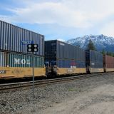 Hat man das Glück und trifft auf verschlossene Schranken beim Bahnübergang, so wartet man mal locker 10 Minuten bis der etwa 2km lange Zug an einem gemütlich vorbei tuckert. 
