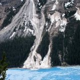 Der Lake Peyto ist immer noch gefroren, trotz des warmen Frühlings. 
