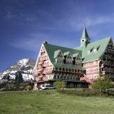 Das Prince of Wales Hotel im Waterton Lakes N.P. ist das Hotel mit den kürzesten Öffnungszeiten von Kanada. Gerade mal während drei Monaten hat man die Möglichkeit sich hier einzuquartieren. 
