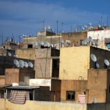 Fès begrüsst uns mit einem Meer von Satellitenschüsseln. Wurden die wohl alle nach Mekka ausgerichtet?
