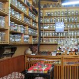Selbst in den Apotheken werden nur erlesene Naturprodukte zu Heil- und Pflegemittel verarbeitet.
