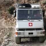 Nach Fès wird es höchste Zeit unseren Duro auf die Geländefähigkeit zu testen. Los geht's mit einer Piste quer durch das Atlas-Gebirge. Auf der einen Seite der Strasse ist die Felswand, auf der anderen geht's steil in den Abgrund.
