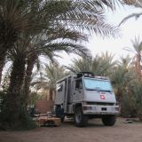 Bei diesem Camping in Zagora ist der Gast nicht nur König, sondern Kaiser. Bei der Ankunft wird vor dem Auto ein Teppich ausgerollt und man bekommt einen Tisch samt Tischdecke. Danach serviert der Kellner frischen Pfefferminztee. An diesen Standard könnten wir uns gewöhnen.

