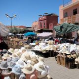 Danach stürzen wir uns in der Medina ins Getümmel. Wir wollen uns noch einige Souvenirs besorgen. Aber nein, Hüte waren nicht auf unserer Wunschliste.
