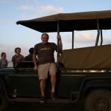 Stolz posiert Roger mit dem Landy V8
