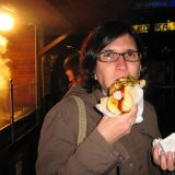 Hmm lecker, was fuer ein Hot Dog am Muenchner Flughafen
