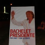 Zeigt sich volksnah... die jetzige Präsidentin, hier noch vor den Wahlen.
