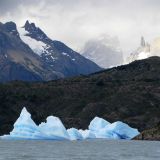 Imposante Eisberge ragen aus dem eiskalten Wasser
