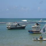 Jangadas und Fischerboote in Porto de Galinhas.
