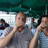 Salud! Auf das Jubiläum! Vor einem Jahr haben wir genau hier schon mal ein Bier getrunken!
