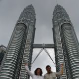 Wir machen einen Ausflug nach Malaysia, zu den Petronas Towers (452 Meter).
