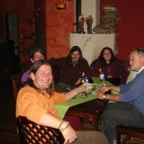 Auf -Wirtschaftskunde- mit Sarah, Beat, Friedrich und Lia.
