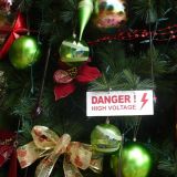Hier werden Sicherheitsvorschriften sehr ernst genommen. Wieviel Strom hat denn so ein Christbaum???
