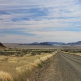 Schnurgerade Piste durch den Namib-Rand NP
