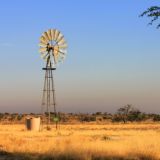 Die Wasserlöcher im Park werden durch Wind- und Solarenergie betrieben

