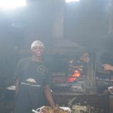 Ganz schön rauchig geht's beim Barbecue im Hinterhof von Mzolis zu und her... nichts für schwache Lungen.

