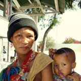 San-Frau mit Kind in Tsumkwe
