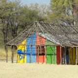 Doppelt hält besser… Mehrdachige Villa Kunterbunt im Bushman-Land
