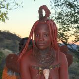 Himba Frau in traditioneller Tracht
