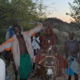 Himbas und Hereros statten uns einen Besuch ab
