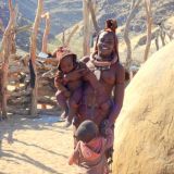 Besuch der Himbas in Purros. Die Himba Frauen leben noch ursprünglich und tragen ihre traditionellen Kleider, Haarpracht und Schmuck…
