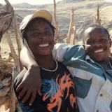 Die Himba-Männer haben sich der westlichen Zivilsation angepasst und tragen ihre traditionellen Kleider nur noch an wichtigen Anlässen wie Hochzeiten, Beerdigungen oder Ratsversammlungen
