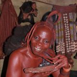 Parfum einmal anders: Die Himba-Frauen räuchern sich mit den aromtischen Rinden des Omuzumba Strauches ein…

