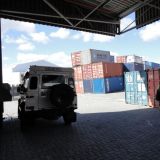 Endlich da! Wir holen Nesito aus dem Container.
