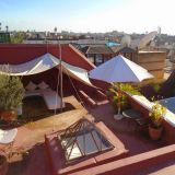 Auf der Dachterrasse hören wir den Muezzin rufen
