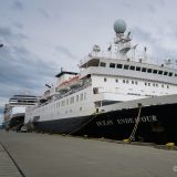 In Ushuaia starten wir unsere 18-tägige Expeditionsreise in die Antarktis. Die Ocean Endeavour ist bereits "ready" für die grosse Tour und wartet auf die Passagiere.
