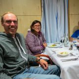4 Schweizer und somit auch die einzigen Deutsch sprechenden Passagiere auf dem ganzen Schiff. Zusammen mit Carola, Thomas und dem "Schwiizer Küehli" eröffnen wir unseren Schweizer Tisch. 
