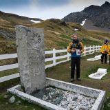 Ebenfalls in Grytviken befindet sich das Grab des berühmten Antarktis-Explorer, Ernest Shackleton. An seiner letzten Ruhestätte toasten wir mit einem Whiskey auf seine Expeditionen an.
