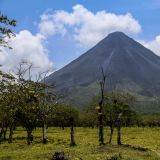 Im Hintergrund thront der zeitweise aktive Vulkan Arenal.

