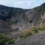 Blick hinunter in den Hauptkrater des Vulkan Irazú.
