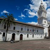In Quito nehmen wir uns ein Zimmer im "Historischen Zentrum" und starten mit der Stadt-Besichtigungstour bei der Iglesia Santo Domingo. 
