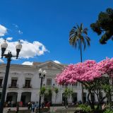 Die schön gestaltete Plaza Grande in Quito. 
