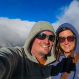 Aus luftiger Höhe verabschieden wir uns nun diesmal vom höchsten Berg der Erde und melden uns wieder mit Neuigkeiten aus Peru. Hasta luego!