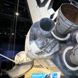 Das Space-Shuttle ist 37m lang. Wovon allein der Laderaum 17m lange Elemente transportieren kann.

