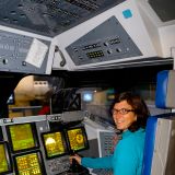 Anita versucht sich im Flugsimulator. :-)
