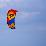 Kite-Surfer nutzen die günstigen Winde um übers Wasser zu flitzen.
