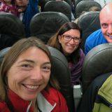 Es kann losgehen. Zusammen mit Marita und Jan machen wir es uns im Flugzeug nach Galápagos bequem.
