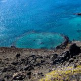 Blick auf einen im Meer versunkenen Vulkankrater. (Insel Bartolomé)
