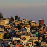 Blick auf die buntbemalten Häuser der Kolonialstadt Zacatecas.
